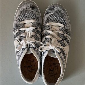 Nike flyknit tennis classic shoes. Men’s sz 7. Women’s 8.5. Black and white.